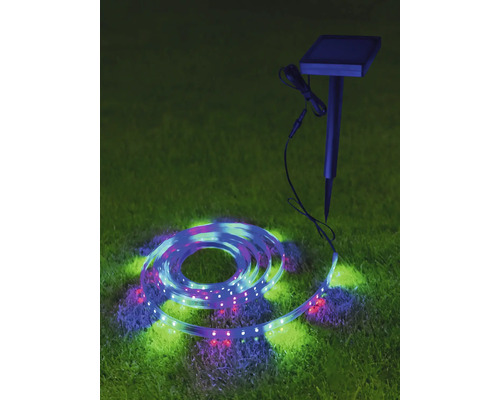 Solární světelný řetěz se zemním hrotem na trávníku