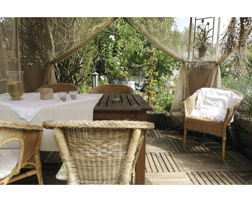 Zahradní altán s dřevěnou podlahou, stolem, židlemi a dekorací pro uvolněnou venkovní atmosféru