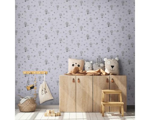 Dětský pokoj s tapetou se vzorem horkovzdušných balónů, dřevěná skříňka a dekorace s hračkami
