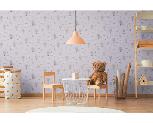 Dětský pokoj s tapetou s motivy horkovzdušných balónů, dětským nábytkem a dekorací