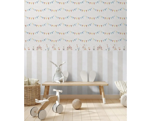 Dětský pokoj s tapetou s motivem cirkusu, dřevěnou podlahou a hračkami