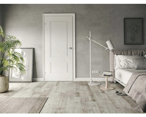 Ložnice s dveřmi, postelí a pokojovou rostlinou