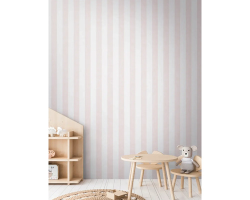 Dětský pokoj s pruhovanou tapetou, stolem a židlí