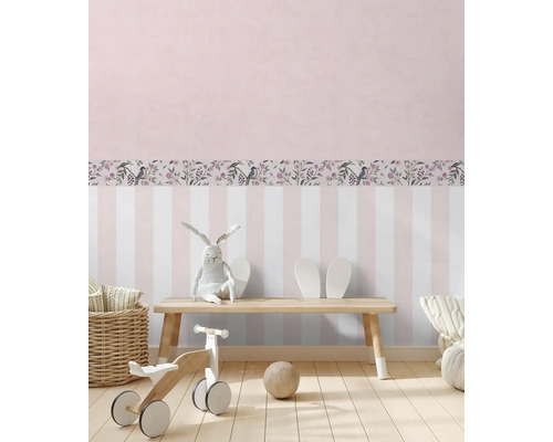 Dětský pokoj s hračkami a pruhovaným okrajem se vzorem ptáků