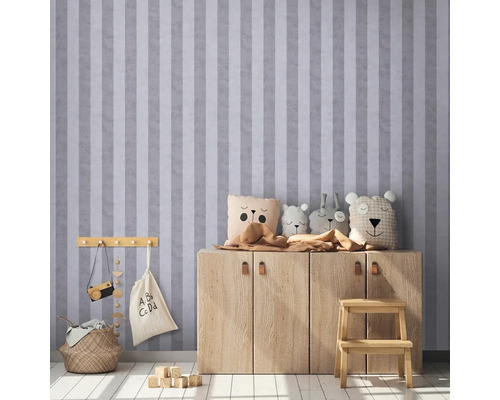 Dětský pokoj s pruhovanou tapetou, dřevěnou komodou a hračkami