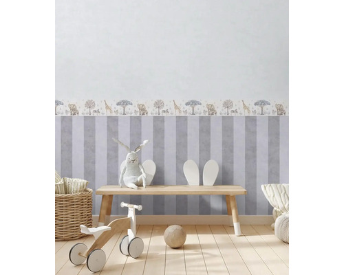 Dětský pokoj s pruhovanou tapetou, bordurou s motivy zvířat, dřevěnou lavicí a hračkami