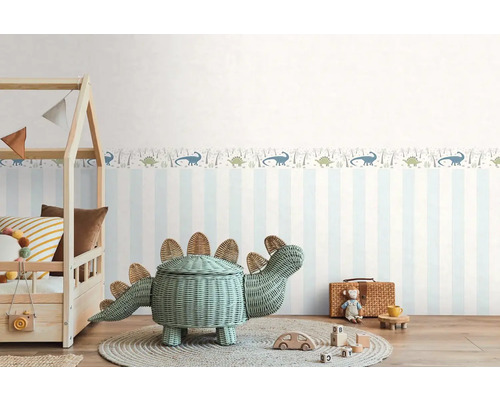 Dětský pokoj s pruhovanou tapetou, dinosauří bordurou a dinosauřím košem
