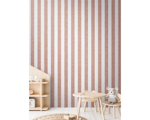 Dětský pokoj s pruhovanou tapetou, stolem a židlemi
