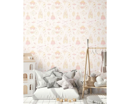 Dívčí pokoj s tapetou s motivy zámku, kočárů a šatů, plus hračky a domeček pro panenky