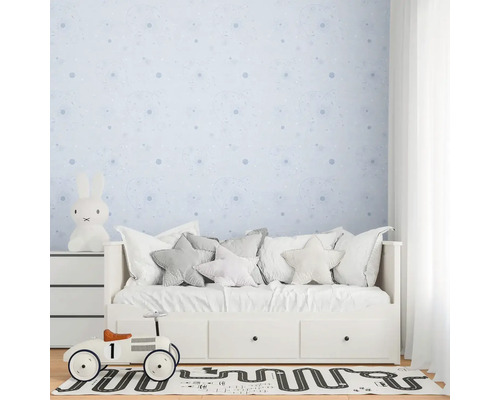 Dětský pokoj s tapetou se vzorem, pohovkou, autíčkem a kobercem