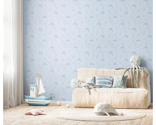 Zdobený dětský pokoj s tapetou se vzorem delfínů, pohovkou, hračkami a dřevěnou podlahou.