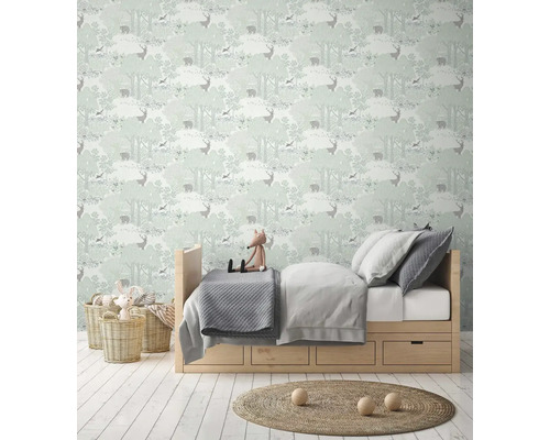 Dětský pokoj s tapetou se vzorem lesních zvířat, postelí a koši