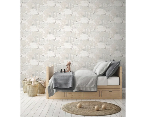 Dětský pokoj s dřevěnou postelí, hračkami a tapetou s motivem lesních zvířat