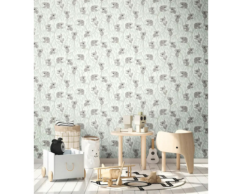 Dětský pokoj s tapetou s motivem koaly a hračkami