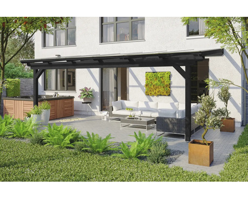 Zastřešení terasy SKAN HOLZ Ancona 648 x 350 cm, laminované dřevo antracit Terasa s černou dřevěnou pergolou, zahradním nábytkem a vířivkou před domem
