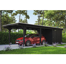 Dřevěný carport s kůlnou na nářadí a zaparkovaným autem na zahradě