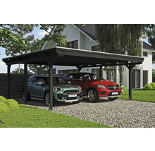 Dřevěný dvojitý přístřešek pro auto se dvěma parkujícími auty před domem