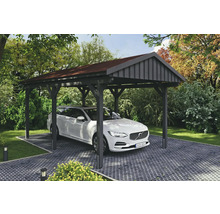 Auto pod dřevěným přístřeškem v zahradě