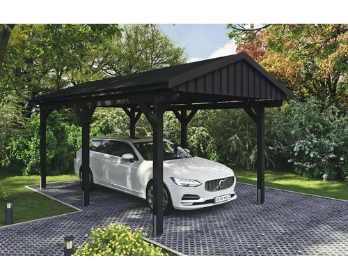 Auto pod dřevěným přístřeškem pro auto