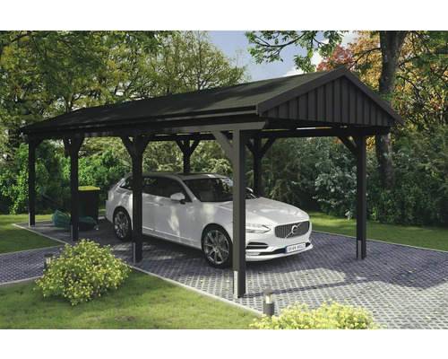 Dřevěný přístřešek pro auto s automobilem na zahradě.