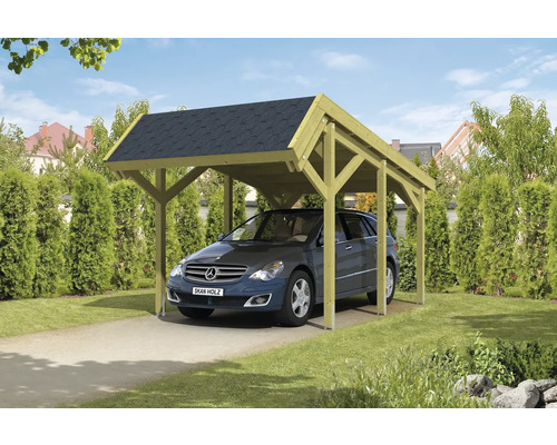 Auto pod dřevěným jednoduchým přístřeškem s střechou