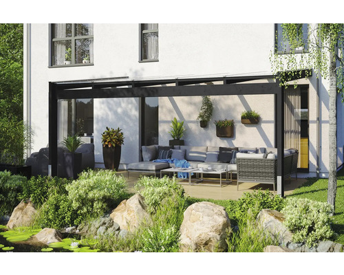 Zastřešení terasy SKAN HOLZ Novara 557 x 259 cm, vrstvené dřevo, antracit Terasa se zastřešením, zahradním nábytkem a jezírkem