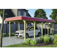 Dřevěný carport s červenou střechou a autem