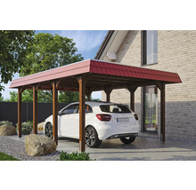 Dřevěný carport s taškovou střechou a autem