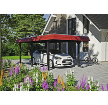 Dřevěný přístřešek pro auto s autem před domem