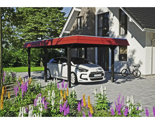 Dřevěný přístřešek pro auto s autem před domem