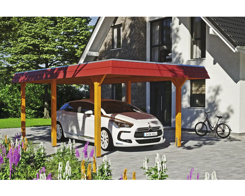 Dřevěný přístřešek pro auto s autem a jízdním kolem před domem