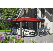 Přístřešek pro auto s autem před domem