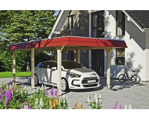 Dřevěný přístřešek pro auto s červenou střechou vedle domu s autem pod ním