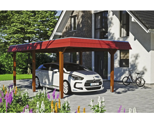 Dřevěný přístřešek pro auto s červenou střechou vedle domu s autem a kolem
