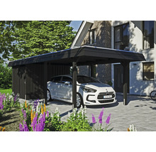 Přístřešek pro auto s kůlnou na nářadí a zaparkovaným autem před domem