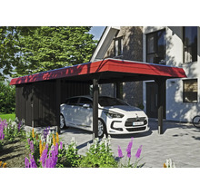 Přístřešek pro auto s úložným prostorem a zaparkovaným autem před domem
