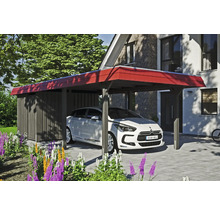Přístřešek pro auto s kůlnou na nářadí a zaparkovaným autem před domem
