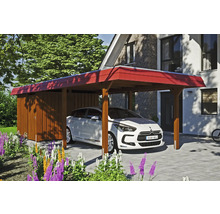 Dřevěný přístřešek pro auto s úložným prostorem a zaparkovaným autem před domem.