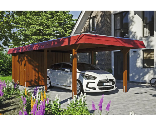 Přístřešek na auto SKAN HOLZ Wendland, červená čelní deska vč. kotev na sloupky, EPDM membrána, úložný prostor, 362 x 870 cm, ořech Dřevěný přístřešek pro auto s úložným prostorem a zaparkovaným autem před domem.