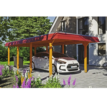 Auto stojí pod dřevěným přístřeškem pro auto na dlážděném dvoře před domem.