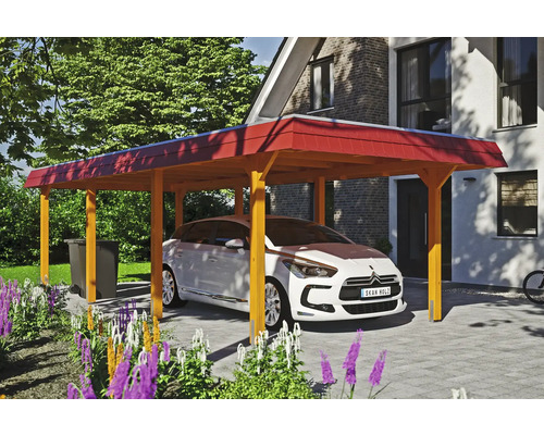 Auto stojí pod dřevěným přístřeškem pro auto na dlážděném dvoře před domem.