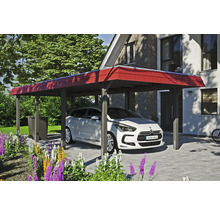 Moderní dřevěný přístřešek pro auto s červenou střechou a zaparkovaným autem před ním.