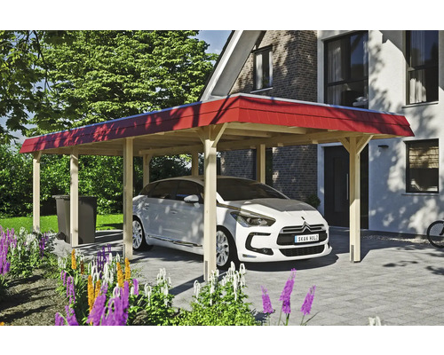 Dřevěný přístřešek pro auto s červenou střechou vedle domu a auta
