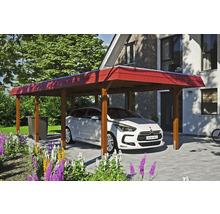 Dřevěný přístřešek pro auto s parkujícím autem na dlážděné příjezdové cestě