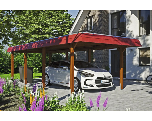 Dřevěný přístřešek pro auto s parkujícím autem na dlážděné příjezdové cestě