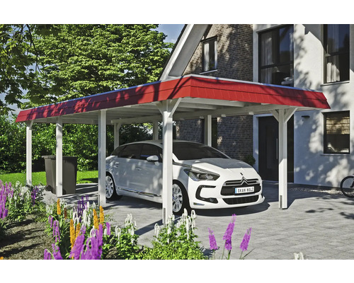 Bílé auto pod přístřeškem pro auto před domem se zahradou