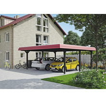 Dřevěný přístřešek pro auto se dvěma zaparkovanými auty před domem
