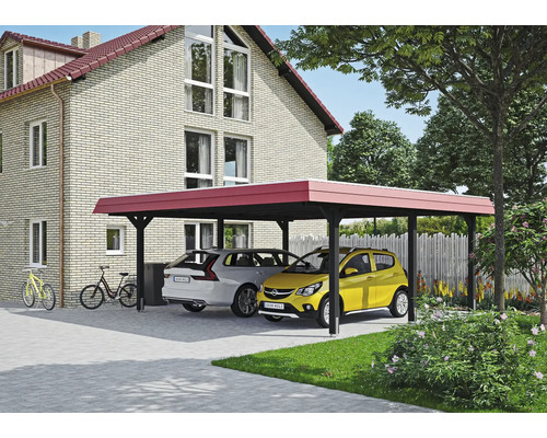 Dřevěný přístřešek pro auto se dvěma zaparkovanými auty před domem