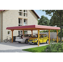 Dřevěný dvojitý carport se dvěma zaparkovanými auty před domem