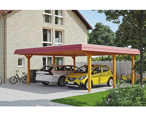 Dřevěný dvojitý carport se dvěma zaparkovanými auty před domem
